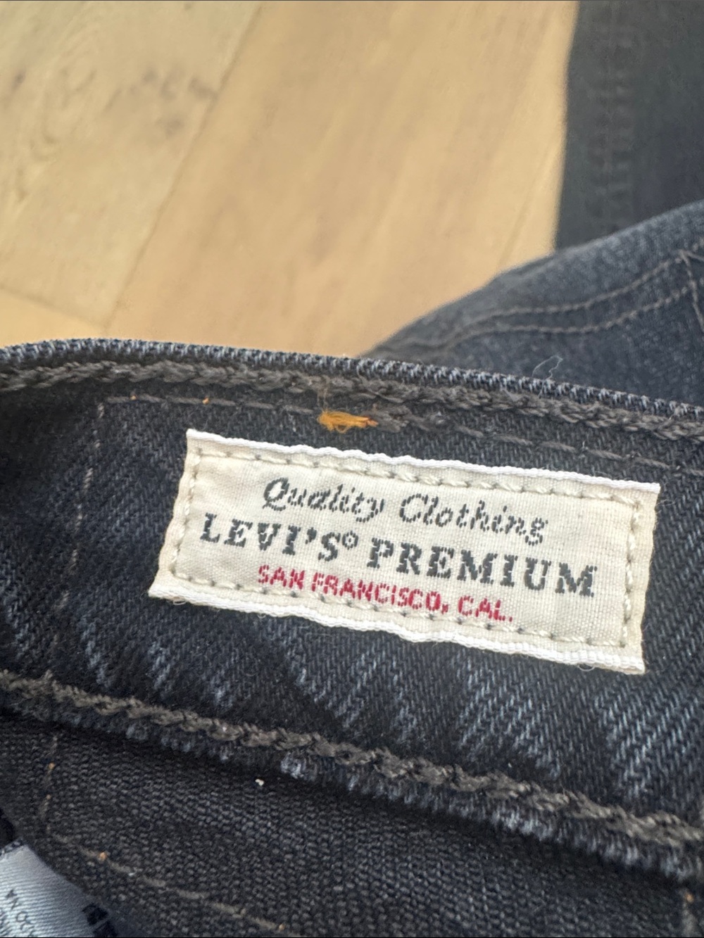 Levi's Black Skinny Jeans with Knee Distress - Picture 4 of 6